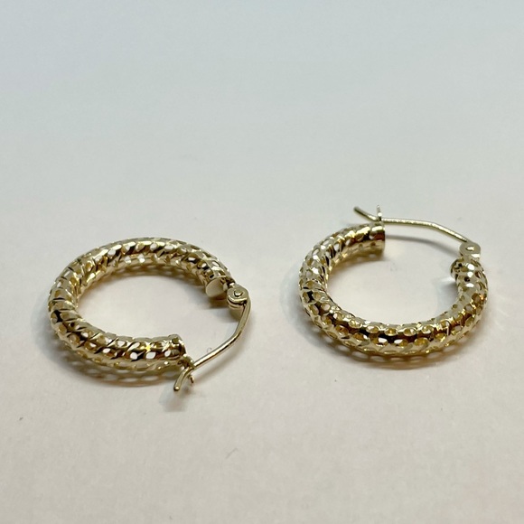 14k Polished Mesh Hoop Earrings , Size 13 x 3 millimeters - Picture 4 of 7